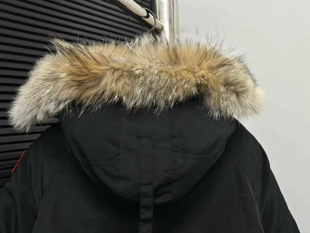 P780 [Canada goose] 01 Exdition Parka Down Jacket for Couples. Genuine original version. You need to compare with the genuine product at any time. All accessories are custom-made from the original factory. 💯The softness and hardness of the fabric is compared with the original one. It can be restored by kneading at will (fabric misunderstanding: fabrics with high hardness are not waterproof. Only those who buy the latest authentic version this year will notice the softness and comfort of the fabric) 💯The down is synchronized with the genuine white duck down, fluffy and not lumpy. Electronically controlled velvet filling machine 💯Customized zippers with genuine YKK military-grade copper core zipper pullers, high hardness and no jamming 💯The fur collar is purchased from Western Canada coyote skin original customization 💯All workmanship and wiring are controlled by workers with more than ten years of service. They must be horizontal and vertical, and are not crooked. The inner wiring density is more sophisticated. Feel free to compare 💯label, collar label, washed label, hangtag, zipper rope, pocket label Back label, collar velvet, Velcro fasteners, cuffs, all details are updated simultaneously with the original product. The best version, the most complete colors, battle all kinds of worldly goods, sizes: XS-XXL